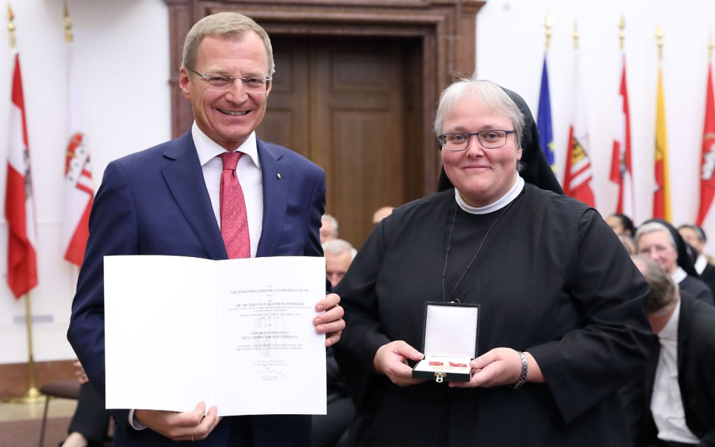 LH Stelzer überreicht Sr. Johanna die Verdienstmedaille des Landes Oö (Foto: Vanessa Ehrengruber)