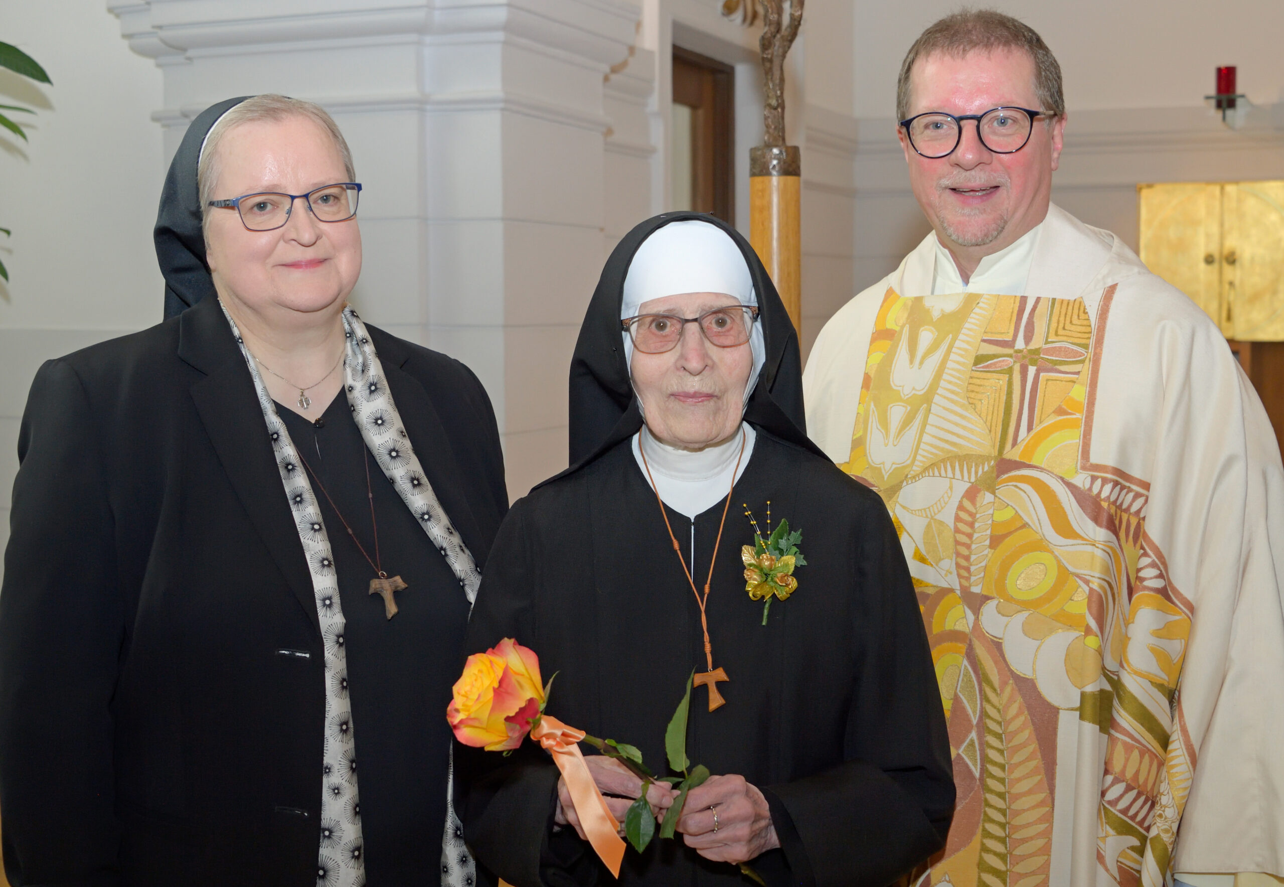 75-jährige Profess: Sr. Agatha Reiter (Mitte) mit Sr. Angelika Garstenauer und Dechant Markus Klepsa