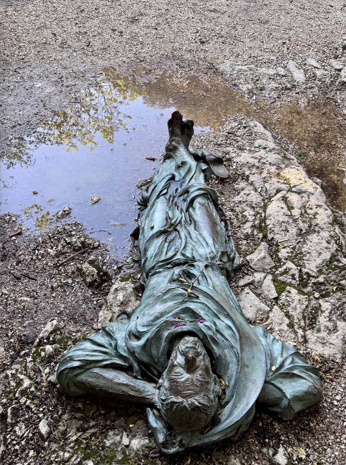 Statue des hl. Franziskus von Fiorenzo Bacci - Einsiedelei Carceri