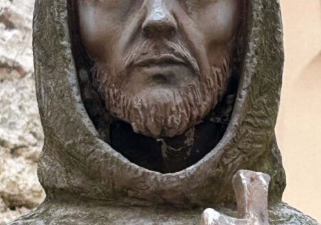 Statue ders hl. Franziskus im Innenhof des Klosters in Fonte Colombo (c) r. Teresa Hametner