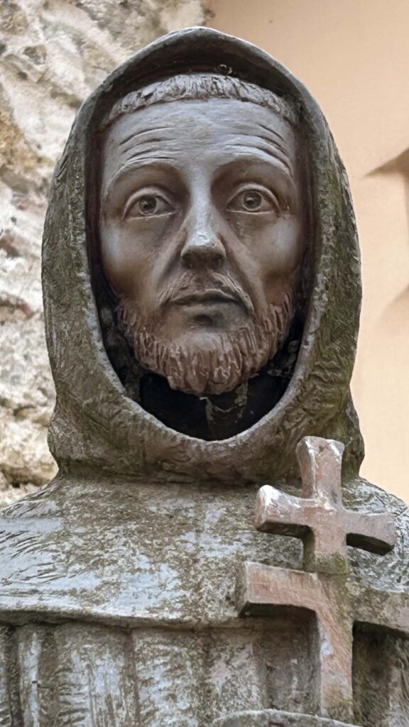 Statue ders hl. Franziskus im Innenhof des Klosters in Fonte Colombo (c) r. Teresa Hametner